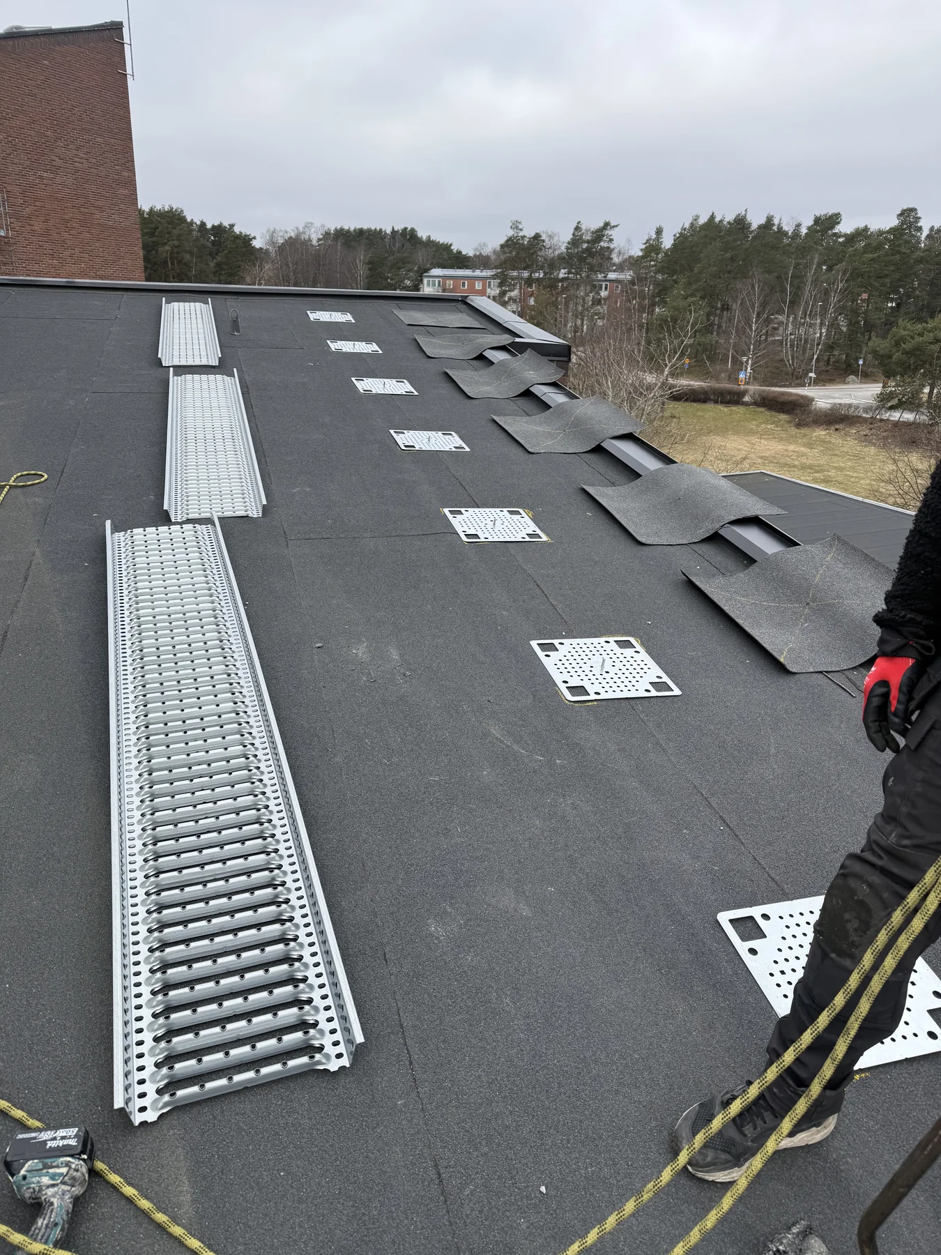 Gångbryggans delar och infästningar på takytan
